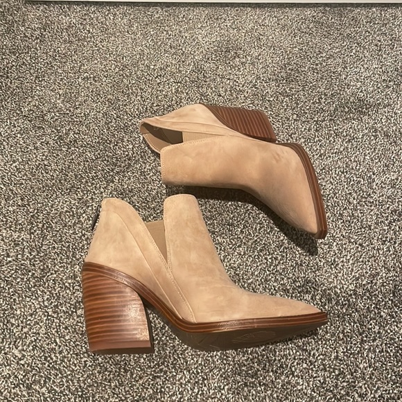 Vince Camuto tan suede booties - Picture 4 of 4